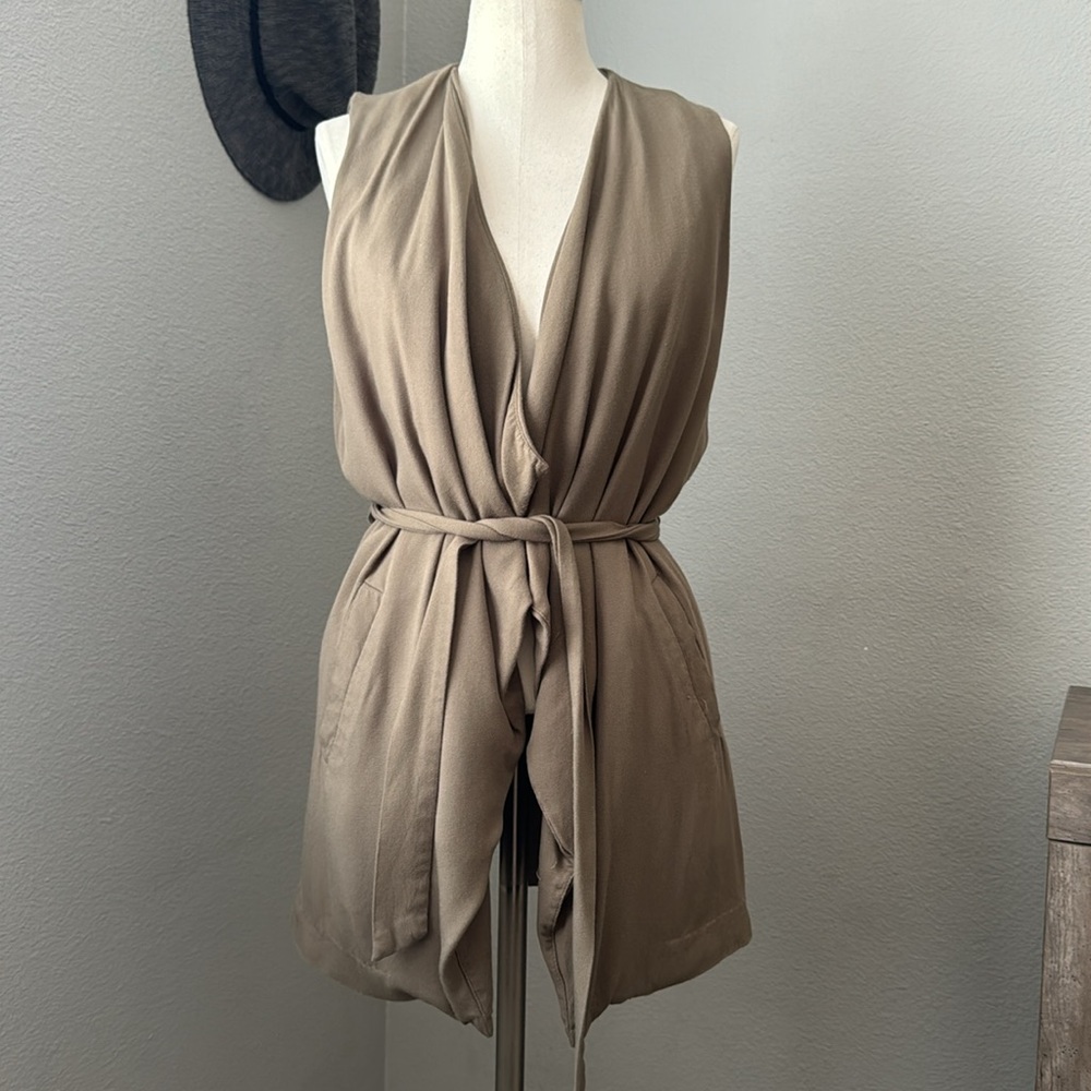 JOLT - sleeveless drape front vest